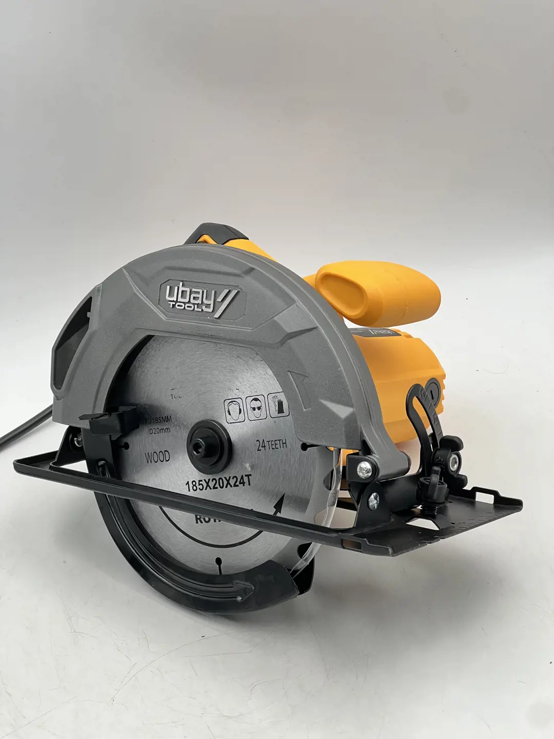 Biseksual boyvachcha va sevgilisi bilan ayol